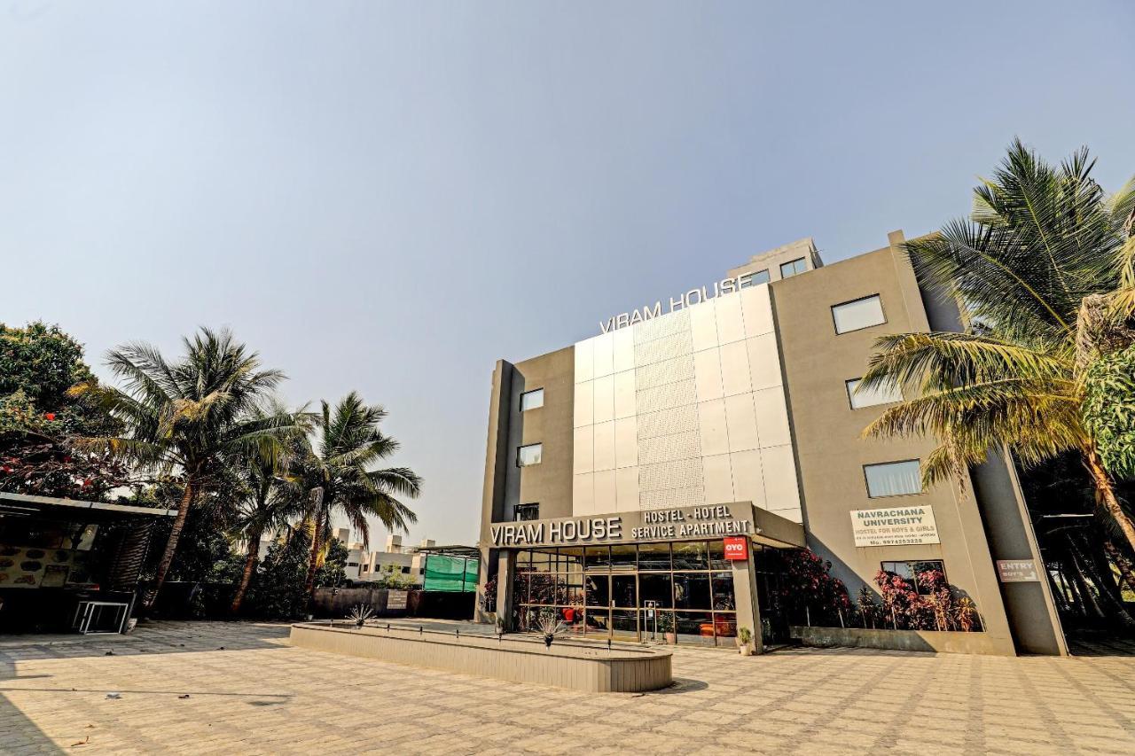 Oyo 70752 Viram House Hotel Gorwa Bagian luar foto